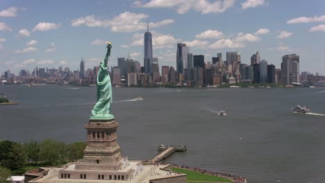 Vuelo-por-la-estatua-de-la-libertad-hacia-Manhattan.