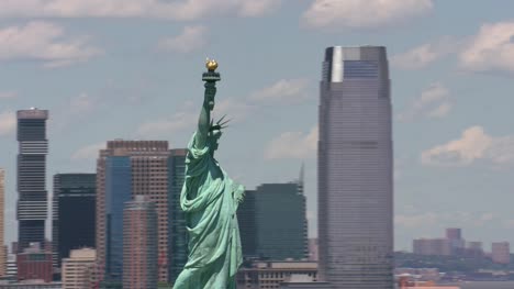 Vista-aérea-de-la-estatua-de-la-libertad-y-Manhattan.