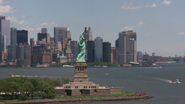 Luftaufnahme-der-Statue-of-Liberty-und-Manhattan.