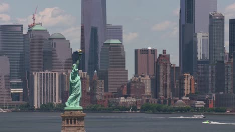 Luftaufnahme-der-Statue-of-Liberty-und-Manhattan.