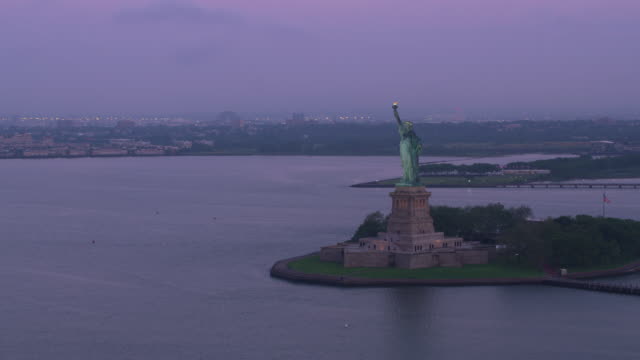 Wide-orbit-of-Statue-of-Liberty-in-early-morning.