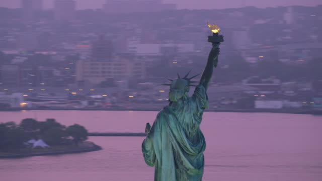 Estatua-de-la-libertad-con-el-temprano-amanecer-de-mañana-rosa.