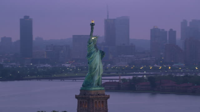 Estatua-de-la-libertad-para-descubrir-Manhattan-mañana-brumosa-de-la-órbita.