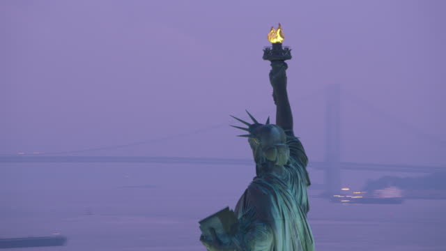Luftaufnahme-der-Statue-of-Liberty-mit-Upper-New-York-Bay-im-Hintergrund.