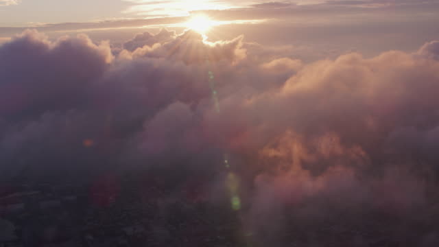 Luftaufnahme-des-Sonnenaufgang-über-den-Wolken-mit-Manhattan-unten.