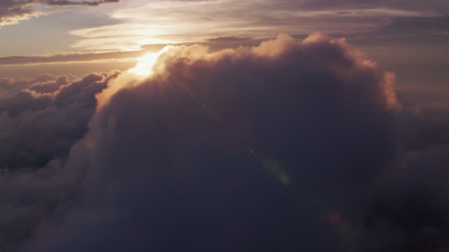 Vista-aérea-de-la-salida-del-sol-sobre-las-nubes-con-Manhattan-a-continuación.