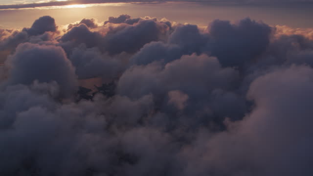 Luftaufnahme-des-Sonnenaufgang-über-den-Wolken-mit-New-York-City-unten.