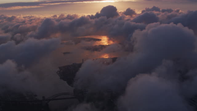 Vista-aérea-de-la-salida-del-sol-sobre-las-nubes-con-abajo-de-la-ciudad-de-Nueva-York.