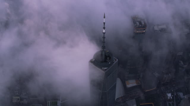 Luftaufnahme-des-One-World-Trade-Center-Gebäude-mit-niedrigen-Wolken-bei-Sonnenaufgang.