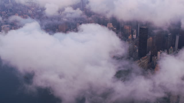 Vista-aérea-de-Manhattan-con-las-nubes-bajas-al-amanecer.