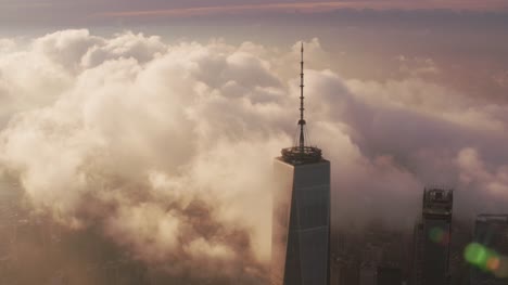 Sonnenaufgang-über-Manhattan-mit-Wolken-One-World-Trade-Center-Gebäude.