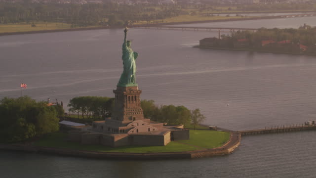 Vista-aérea-de-la-estatua-de-la-libertad-al-amanecer,-Manhattan.