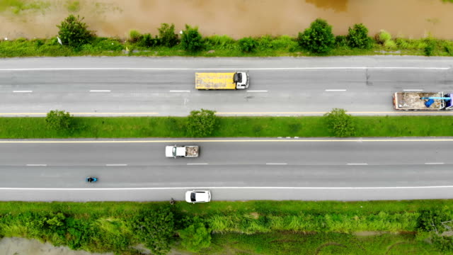 Drone-disparó-vista-aérea-de-alto-ángulo-del-tráfico-de-carretera-en-el-campo,-el-transporte-de-coches-camiones-y-motos