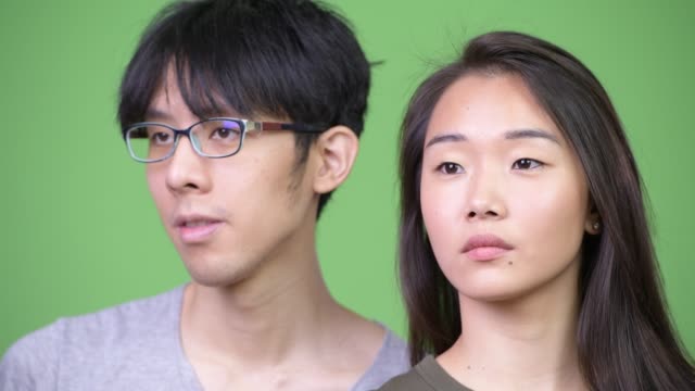 Pensamiento-de-la-joven-pareja-asiática
