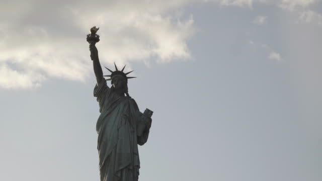 Nahaufnahme-Bild-der-Statue-of-Liberty,-gefilmt-in-den-Sonnenuntergang-vom-Fluss-in-New-York,-Vereinigte-Staaten-von-Amerika