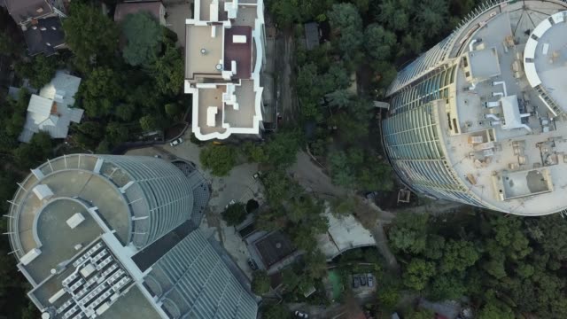 Luftaufnahmen-über-Kopf-Draufsicht-von-oben-moderne-Wolkenkratzer-Gebäude-in-der-Öko-Siedlung-Leben