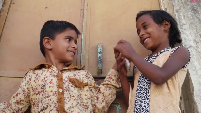 Indios-niños-hablando-por-teléfono-celular-móvil,-emocionado-y-feliz,-hablando