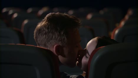 Junge-Menschen-küssen-sich-leidenschaftlich-in-leeren-Kinosaal.-Liebe-paar-küssen