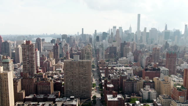 Antenne-bewegt,-nach-vorne-über-Manhattan-Gebäude-in-New-York-City-erschossen