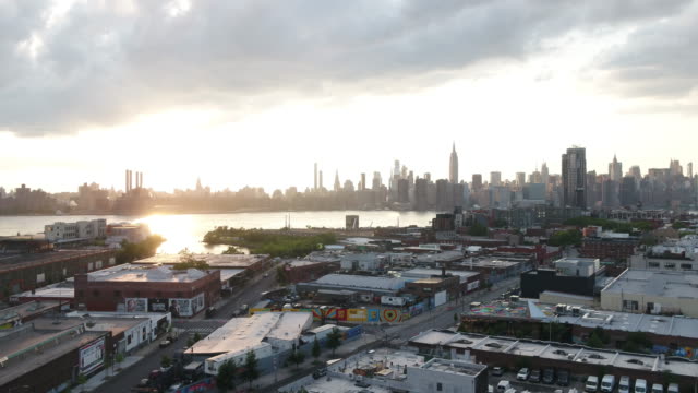 aérea-sobre-el-arte-del-graffiti-en-Brooklyn-hacia-Manhattan-skyline-ciudad-de-Nueva-York