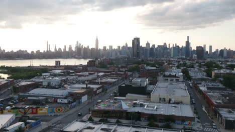aérea-sobre-Greenpoint-de-Brooklyn-hacia-Manhattan-skyline-ciudad-de-Nueva-York