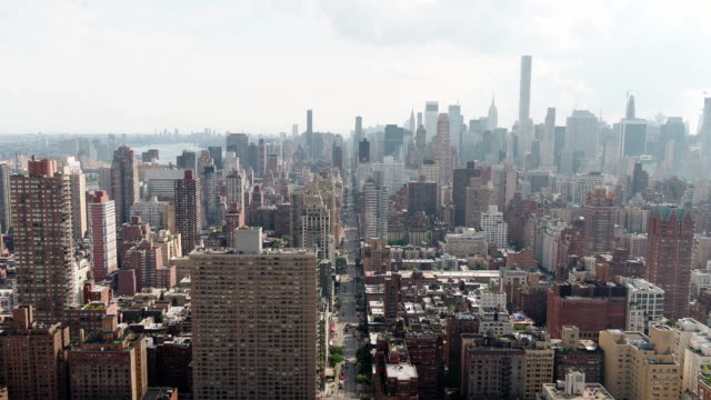 antena-pasando-dos-edificios-en-el-paisaje-urbano-primer-plano-Manhattan-ciudad-de-Nueva-York