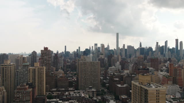 aérea,-pasando-por-edificios-hacia-el-Empire-State-Building-en-el-paisaje-urbano-de-Manhattan-Nueva-York