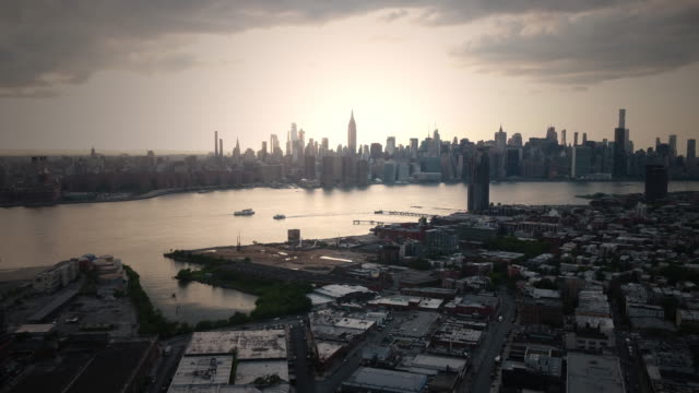 Antenne-in-Richtung-Manhattan-Skyline-Sonnenuntergang-aus-Brooklyn-New-York-City