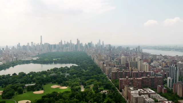 Central-Park-Antenne-voran-in-Richtung-Gebäude-über-grüne-Manhattan-New-York-City
