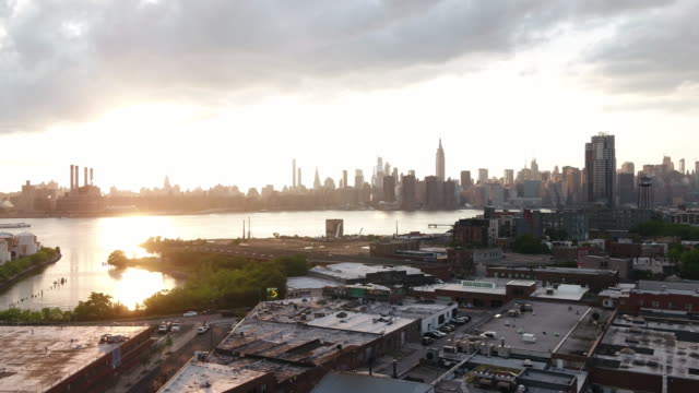 tirando-del-skyline-de-Manhattan-y-del-agua-de-este-río-en-Greenpoint-Brooklyn-Nueva-York