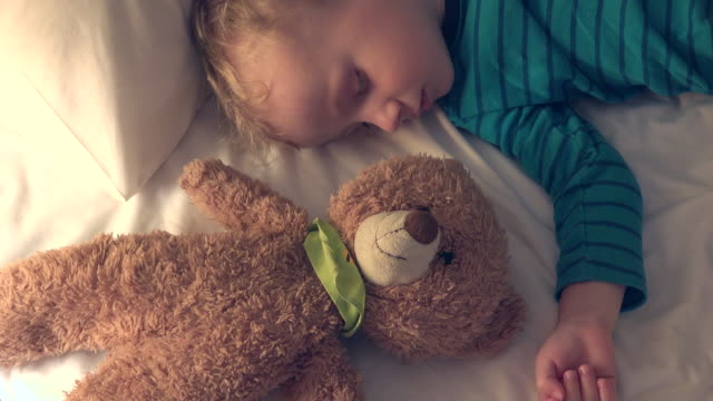 Kleine-Jungen-und-Teddy-Bär-Spielzeug-schlafen-Upside-Down-