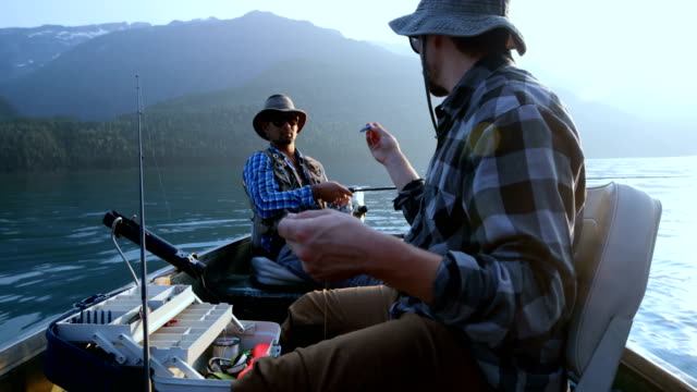 Dos-pescadores-pesca-en-el-río-4k