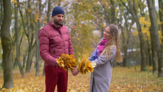 Romantisches-Paar-in-Liebe-Herbsttag-zu-genießen