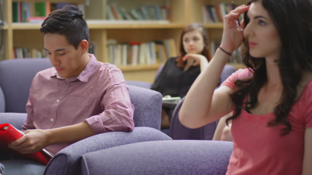 student-mit-seinem-Smartphone-im-Kurs-vorgibt,-sich-Notizen