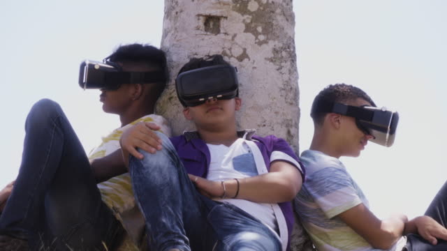 Multiethnische-eine-Gruppe-von-Teenagern-spielt-die-virtuelle-Realität-im-Freien