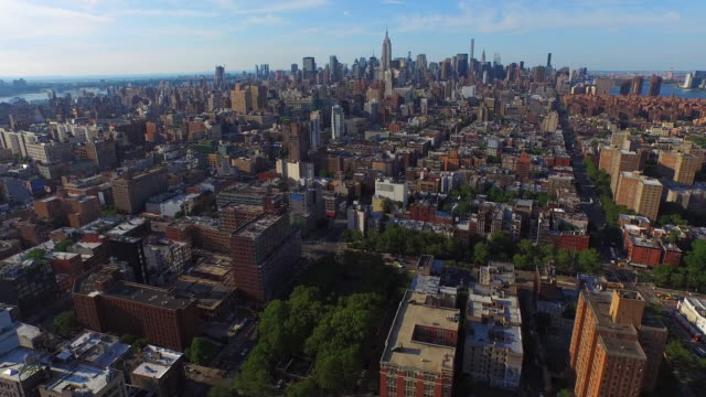 NYC-Aerial-Shot-von-der-Innenstadt-nach-Uptown-anzeigen-das-Empire-State-Building-fliegen