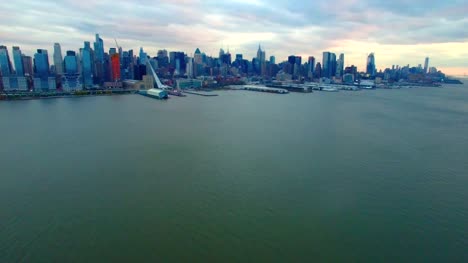 Panning-Shot-Of-Manhattan-From-Hudson-River
