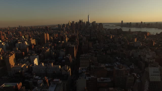 NYC-Antenne-Sonnenuntergang-erschossen-ein-Freiheitsturm-zufliegen