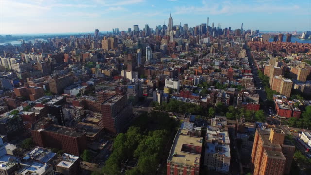 NYC-Aerial-Shot-von-der-Innenstadt-nach-Midtown-fliegen