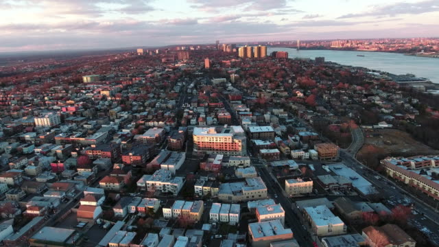 Cliffside-Park,-NJ-Luftaufnahme-von-Gebäuden-bei-Sonnenuntergang-fliegen-Uptown