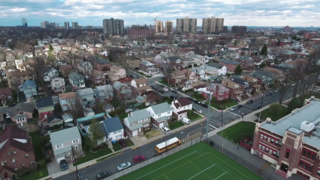 Cliffside-Park,-NJ-Antenne-drehen-Ansicht-des-Bereichs-von-der-Schule