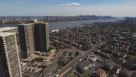 Cliffside-Park,-NJ-Antenne-rückwärts-von-Mehrfamilienhäusern-mit-Schnittpunkt-anzeigen
