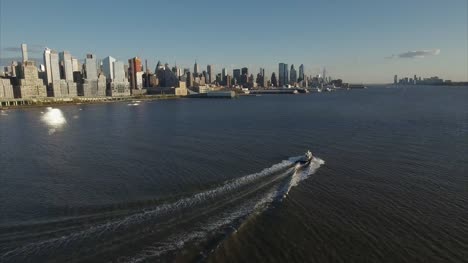 Folgenden-Boot-auf-Hudson-River-Uptown-Manhattan-anzeigen
