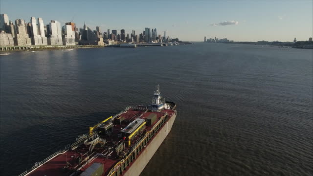 Fly-Backwards-Over-Oil-Tanker-&-Tug-Boat-on-Hudson-River