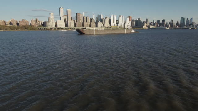 Fliegen-Sie-in-Richtung-Uptown-Manhattan-vorbei-Öltanker-&-Schlepper-auf-Hudson-River