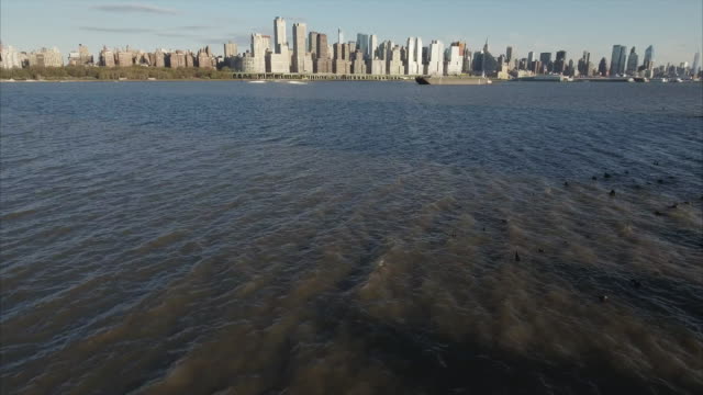 Langsam-&-näher-nach-Manhattan-anzeigen-Boote-am-Hudson-River-fliegen