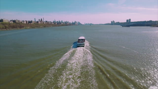 Inmóvil-tirado-entonces-lento-camino-de-Ferry-en-Nueva-York-río-Hudson
