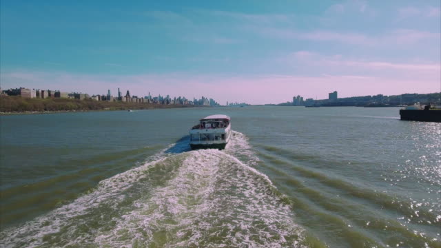 Después-Ferry-hacia-el-norte-en-el-río-Hudson