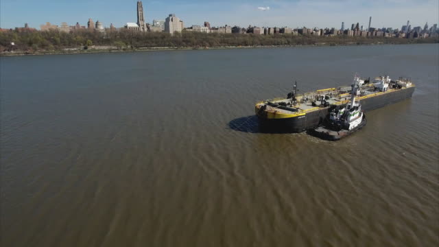 Flyover-Oil-Tanker-Next-To-Tug-Boat-on-Hudson-River