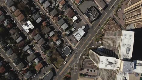 Cliffside-Park,-NJ-Overhead-Schuss-Kreuz-Form-Hochhaus-&-Street-absteigend